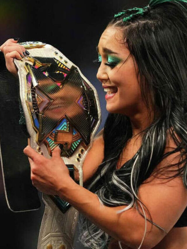 Alexa Bliss executing a Sister Abigail on Roxanne Perez during WWE SmackDown.